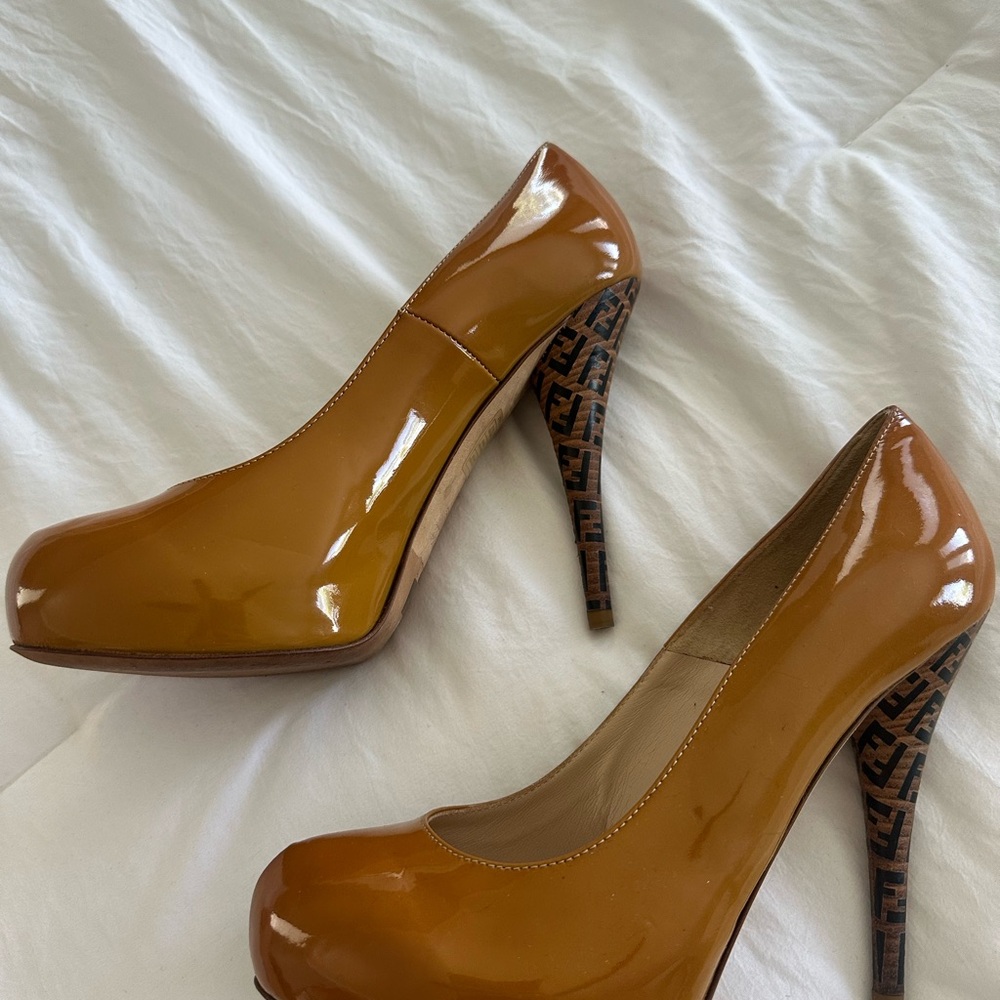 Fendi Glossy Brown Heels with Logo Accent